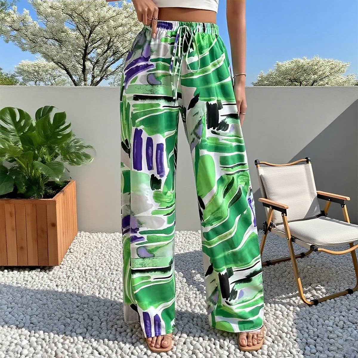 Loose and tight-waisted wide-leg pants