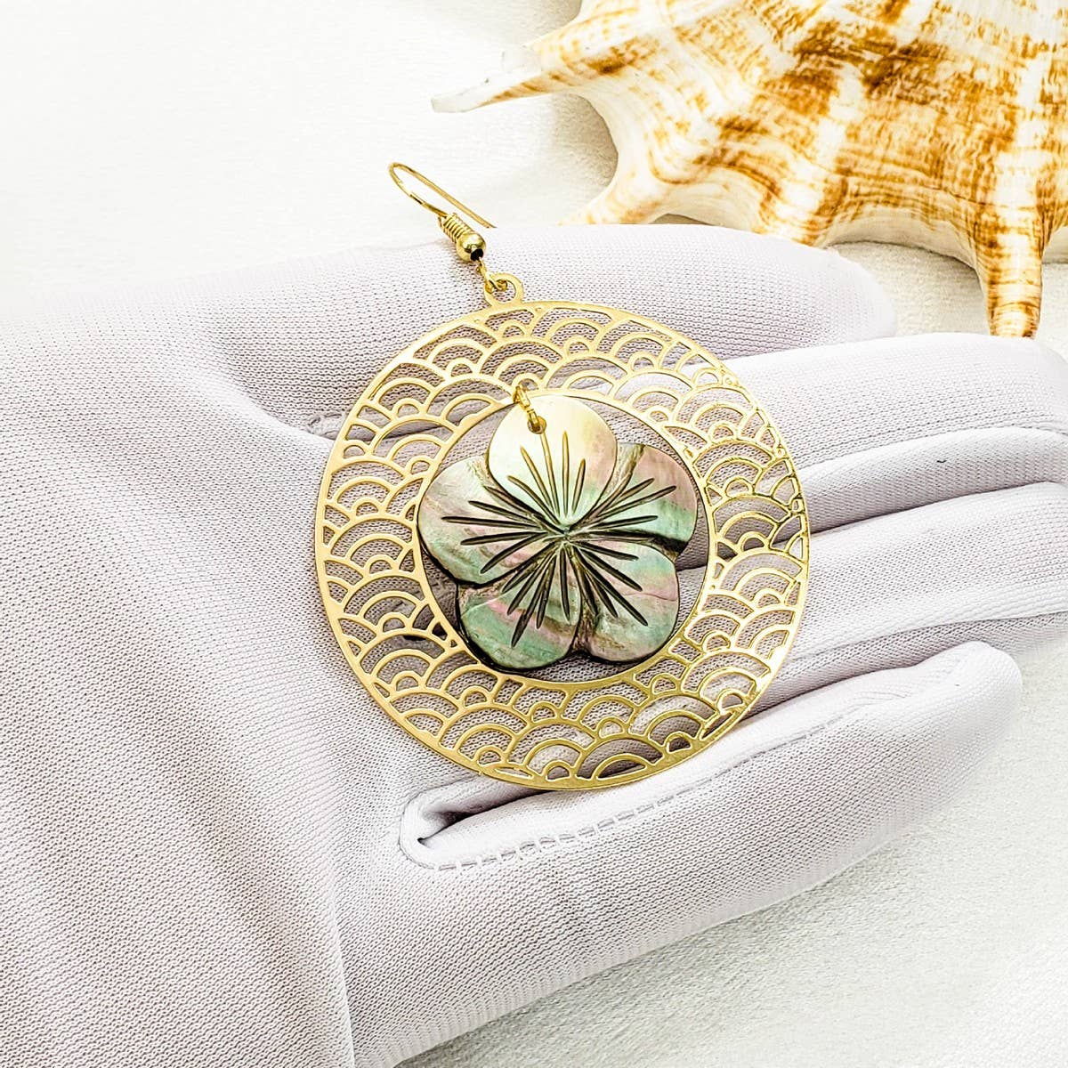 EXQUISITE NATURAL SHELL HOLLOW WREATH EARRINGS_CWMM4258