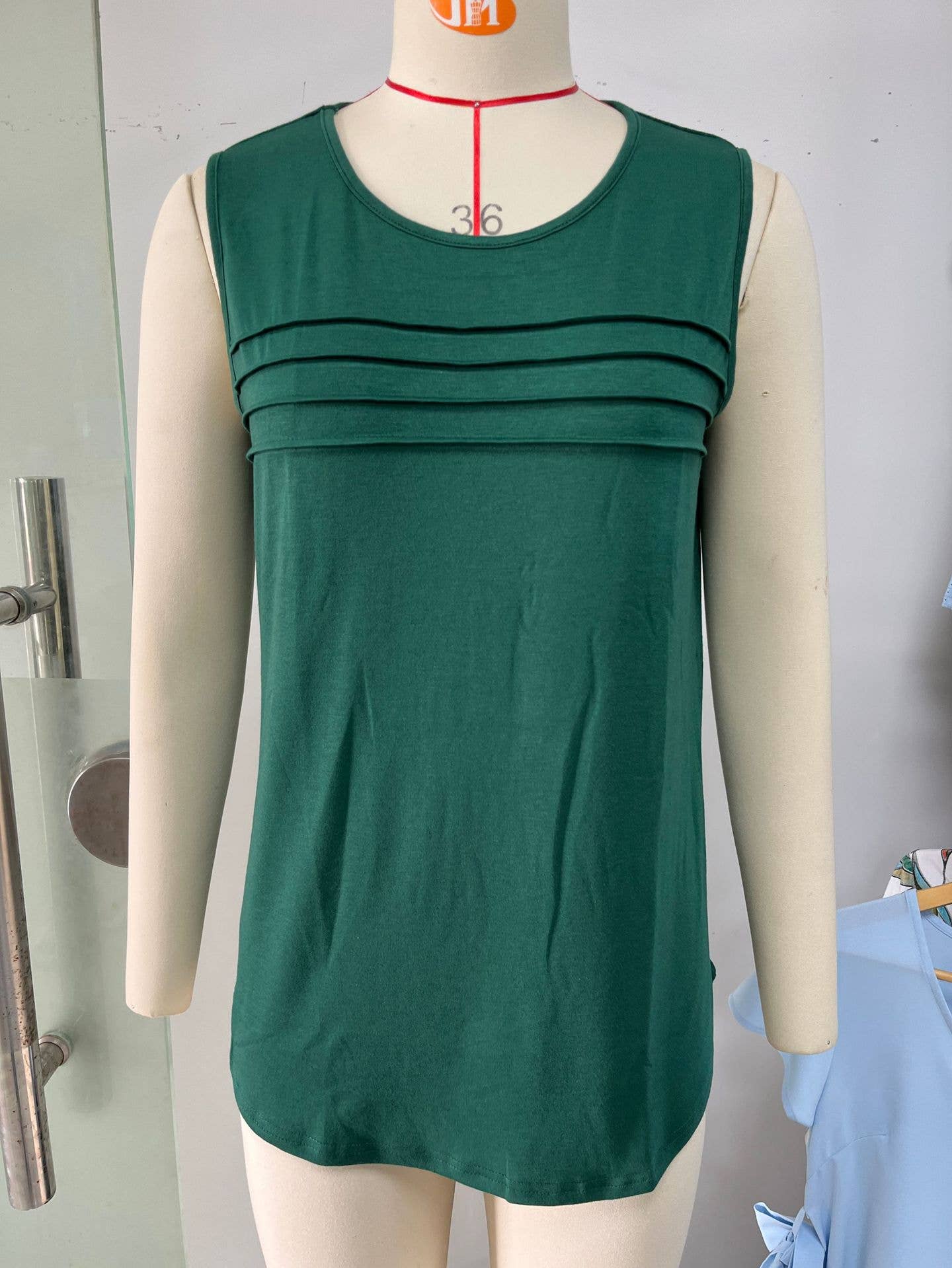 Solid color crew neck design sleeveless vest