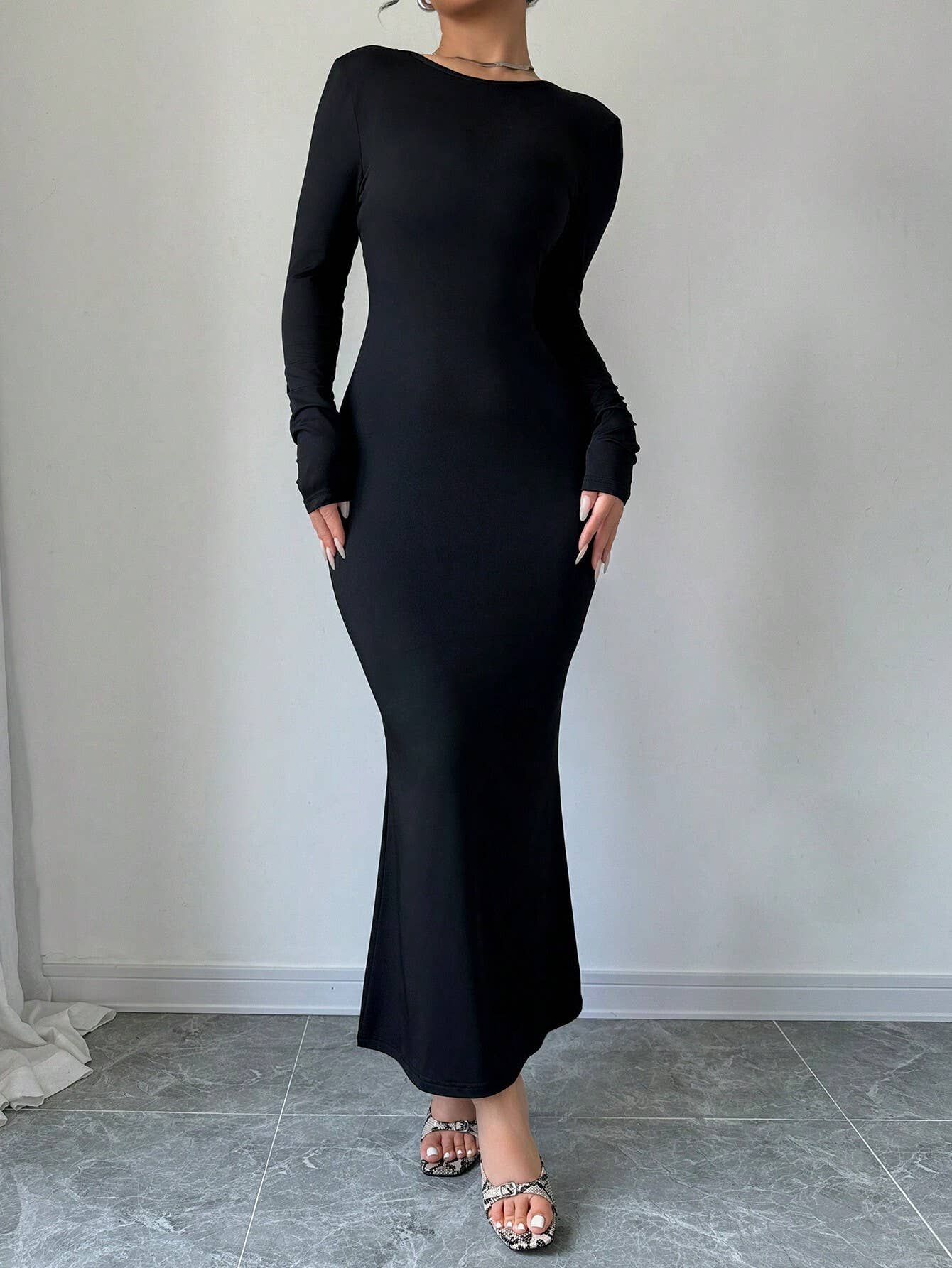 BACKLESS, HIGH-WAISTED, LONG-HIP DRESS