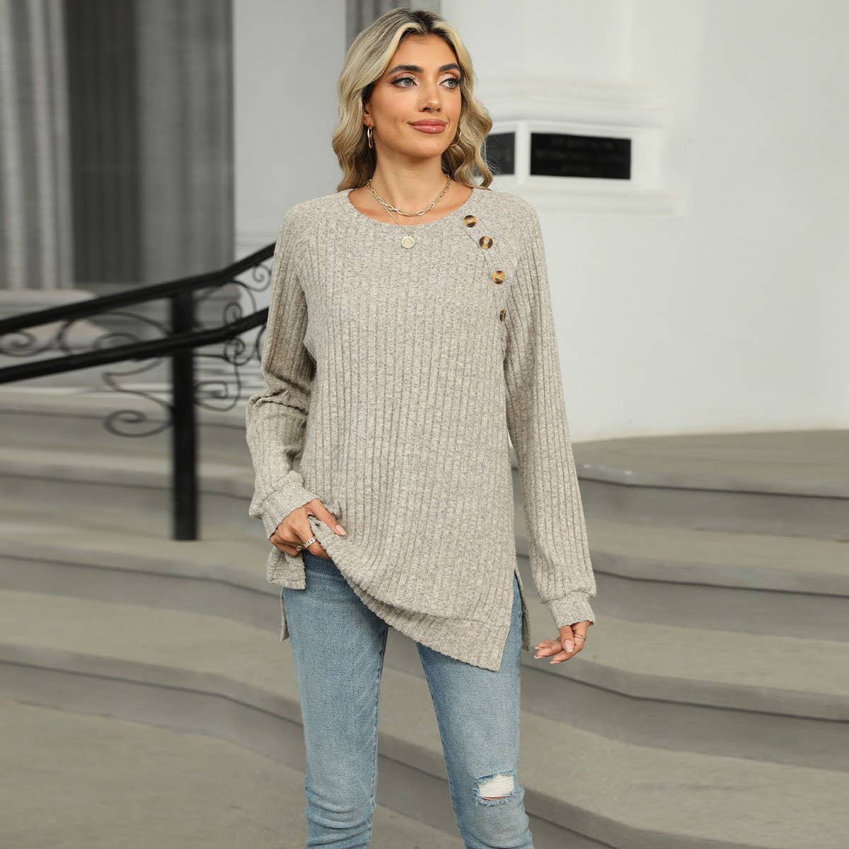 Solid color rotator sleeve slit T-shirt