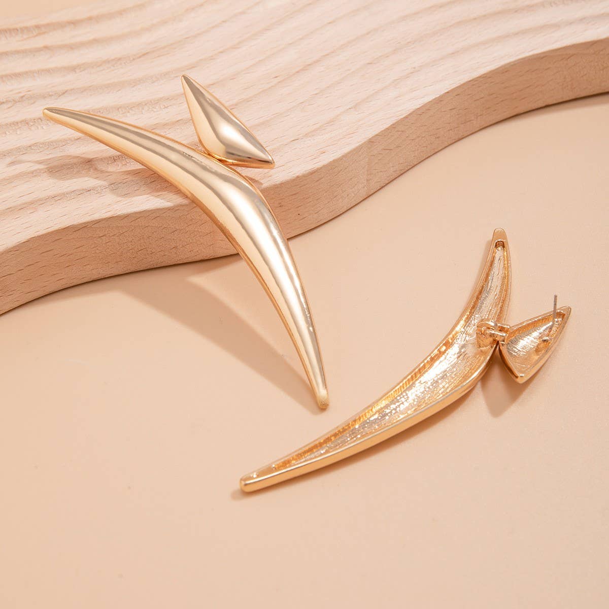 SIMPLE DESIGN POINTED EARRINGS_CWAJE1150