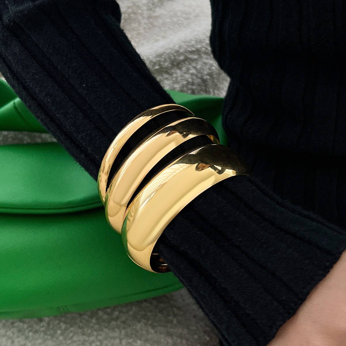 FASHIONABLE CURVED SMOOTH TWIST BRACELET