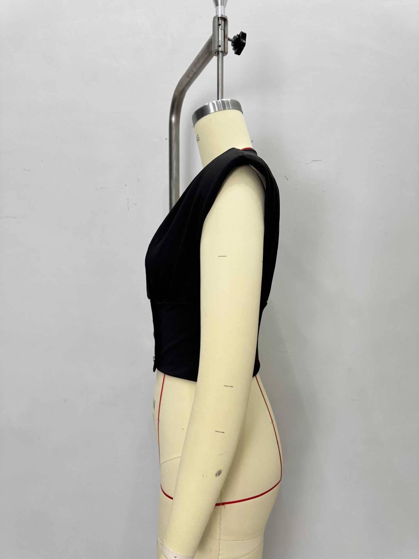 Elegant and simple black V-neck layered vest