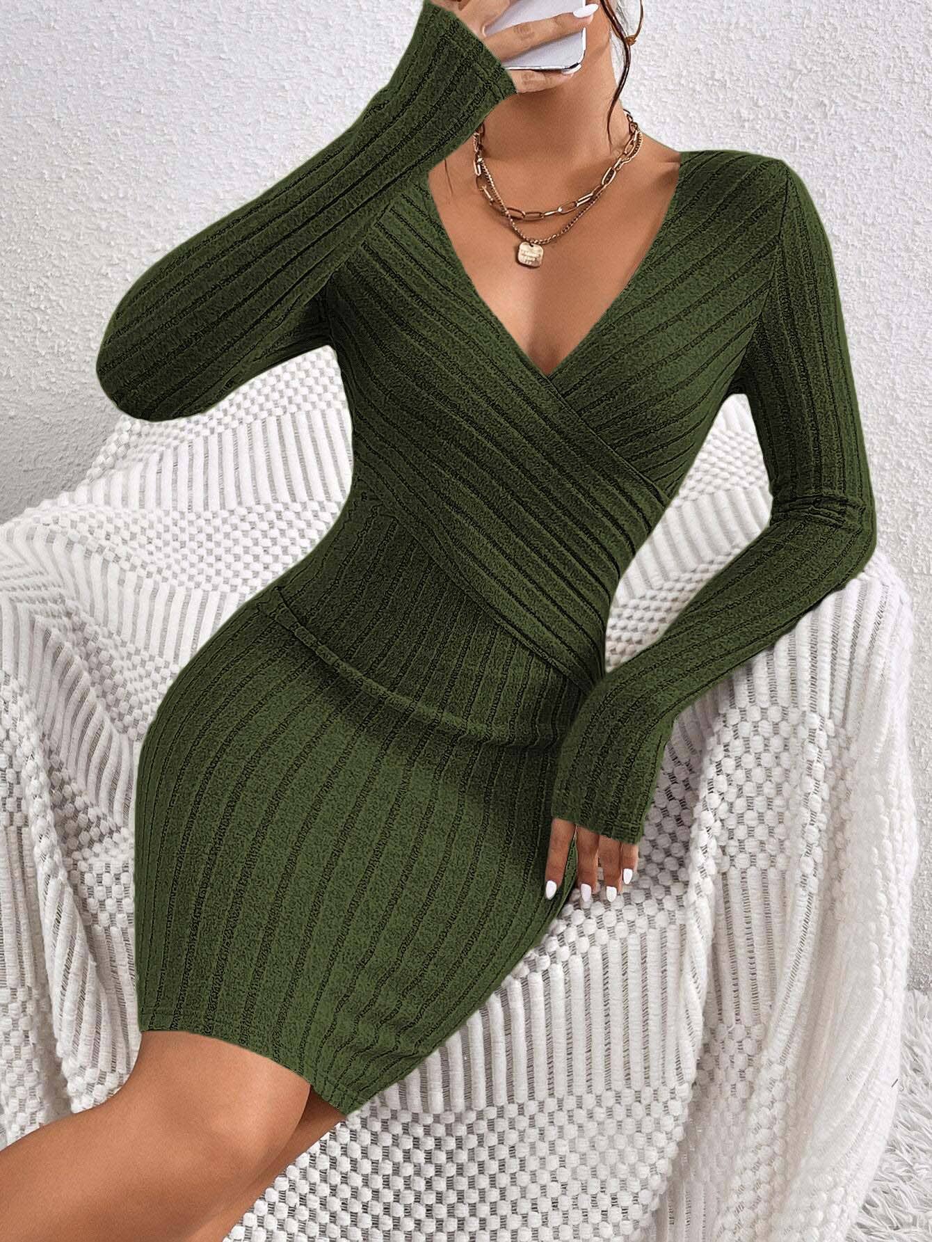 V-NECK SLIM-FIT DRESS WITH HIPS AND LONG SLEEVES