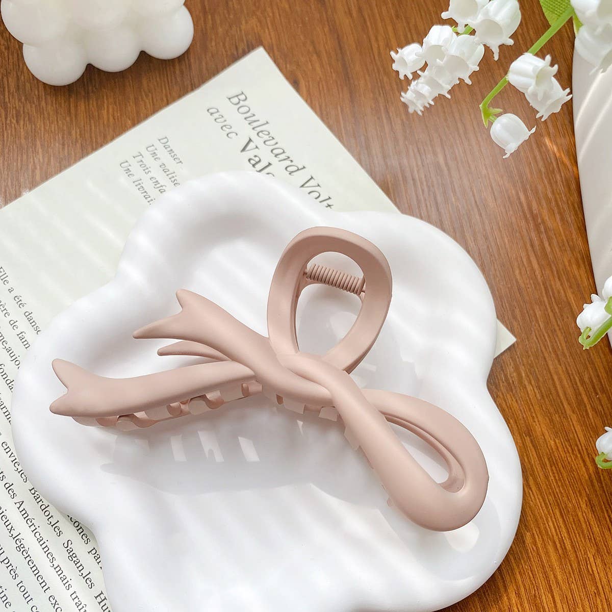 Versatile fashionable hollowed-out grab clip