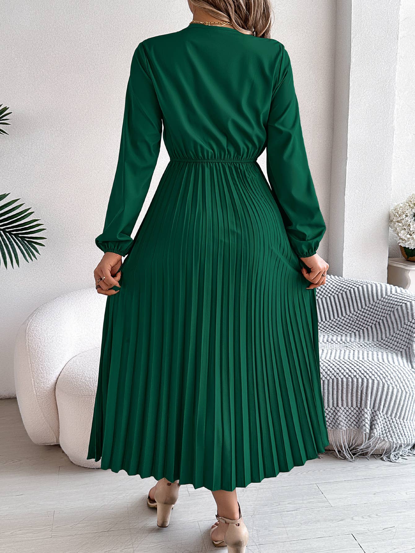 Elegant temperament V-neck waist pleated dress