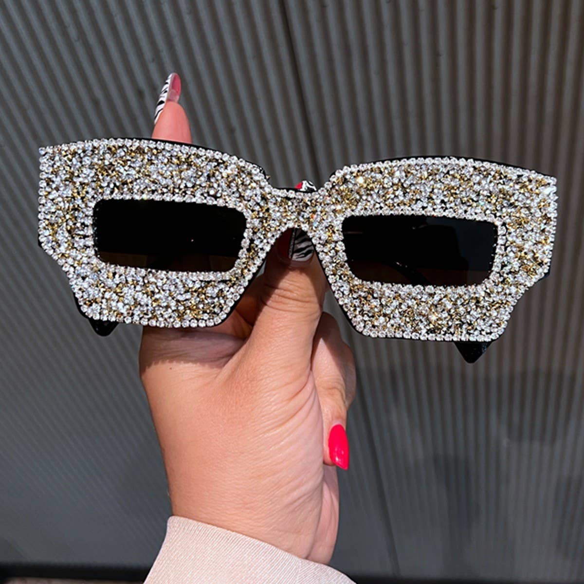 FASHIONABLE AND STYLISH DIAMOND-STUDDED SUNGLASSES_CWASG0800