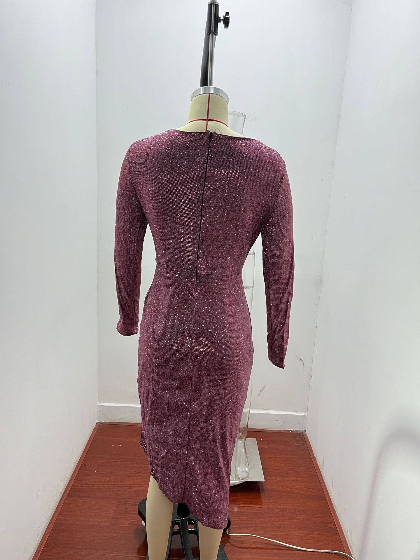 A gilded long-sleeved V-neck shiny evening dress