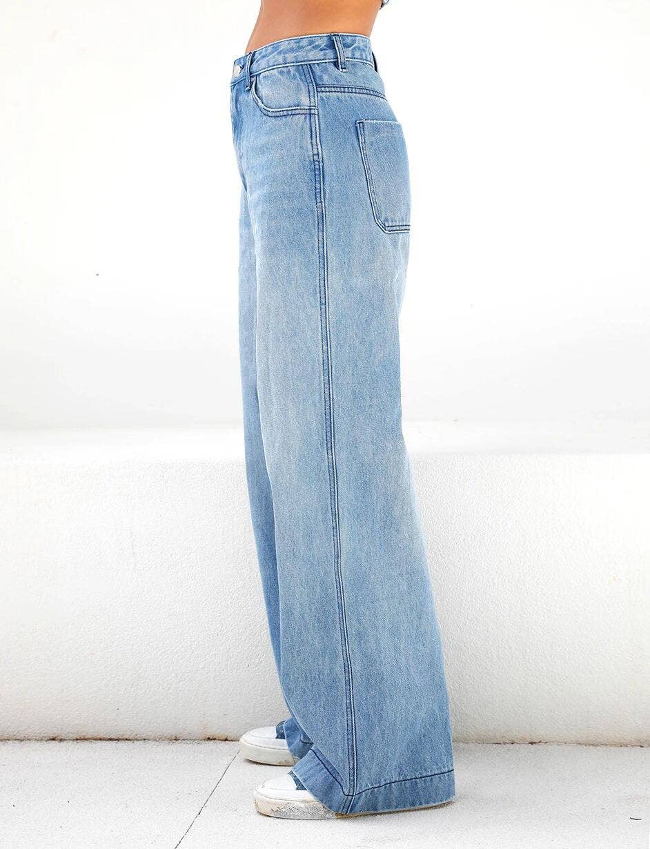 High-waisted, loose and wide-leg basic jeans