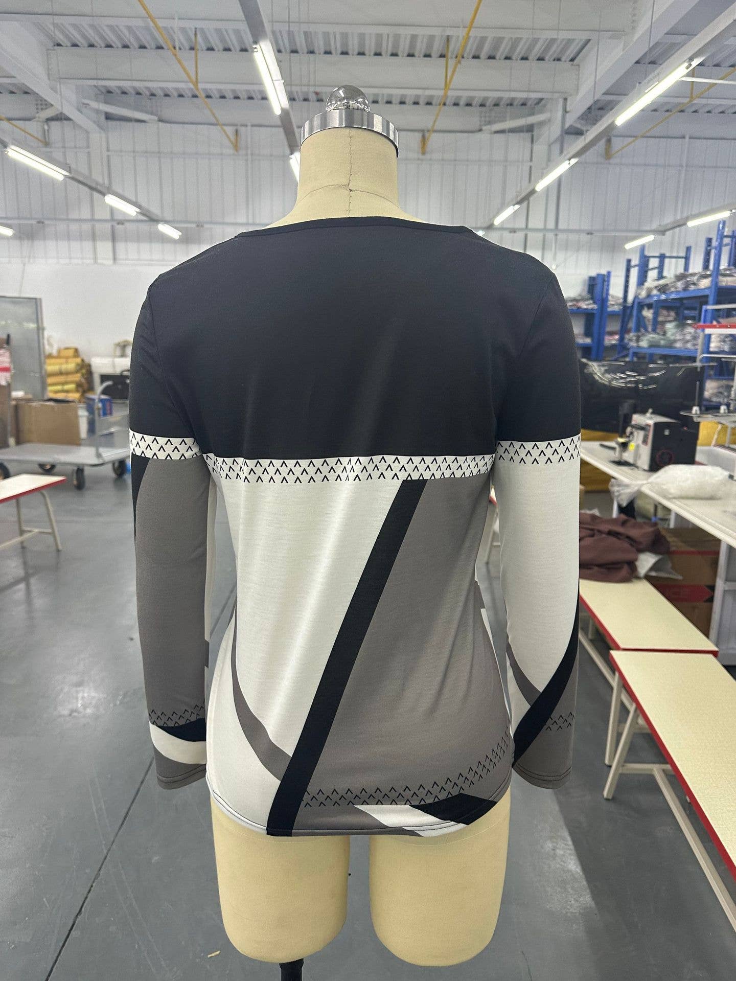 Round-neck color-blocking geometric print top