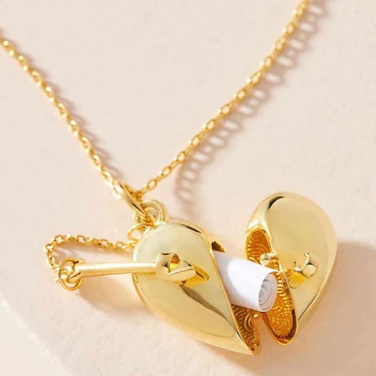 HEART-SHAPED PENDANT CLAVICLE CHAIN