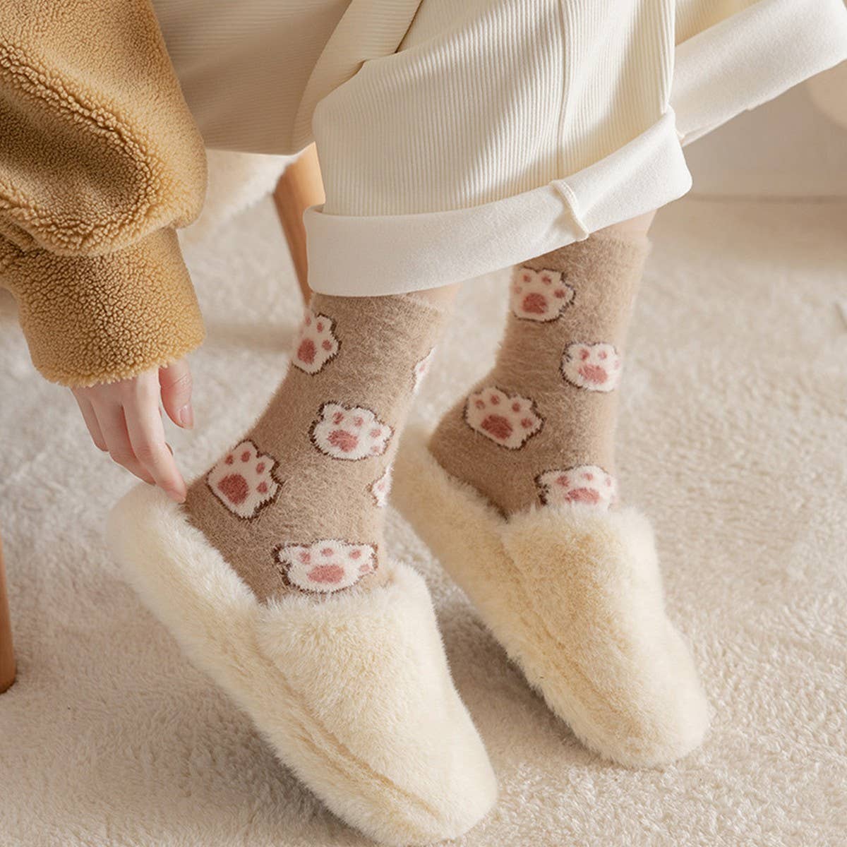 CUTE WARM SEASON LINT-FREE FLOOR SOCKS