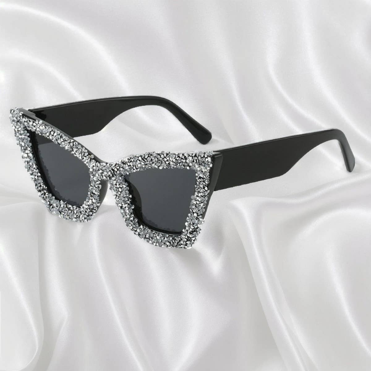 LARGE FRAME CAT-EYE DIAMOND SUNGLASSES_CWASG0860
