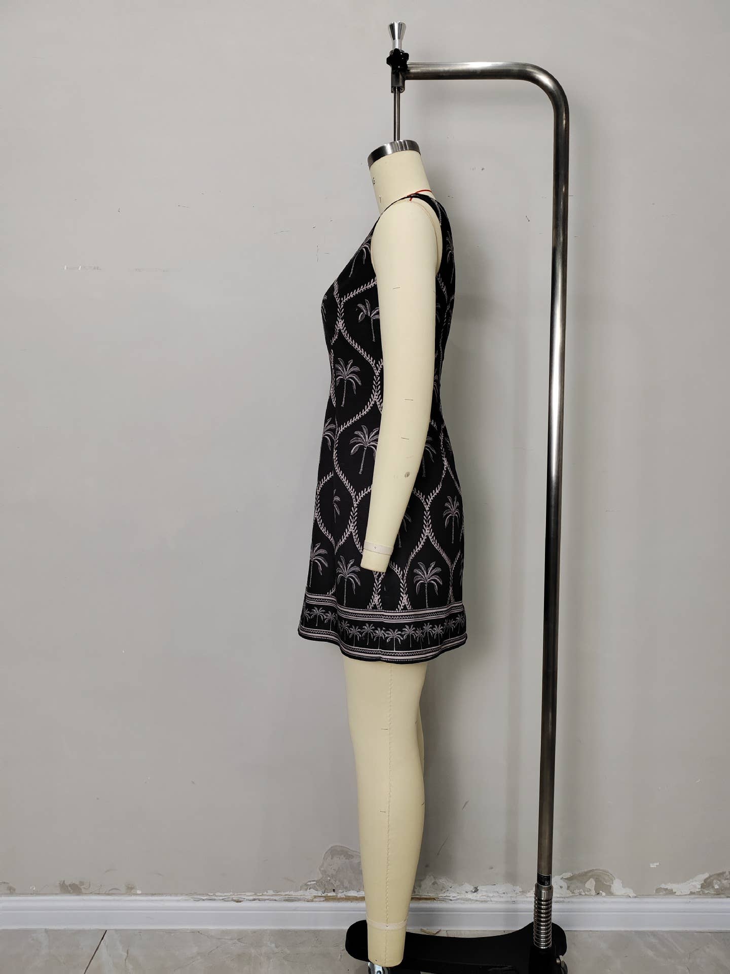 Short and elegant embroidered vest dress