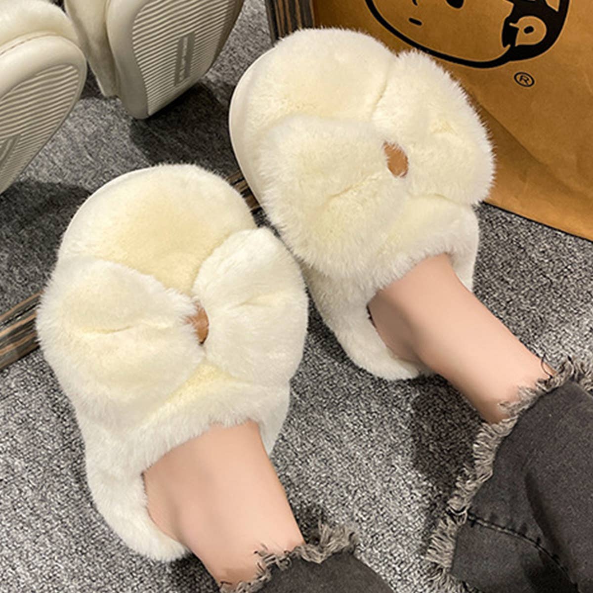 WOMEN  WINTER BOW  FLUFFY SLIPPERS_CWSHS0377