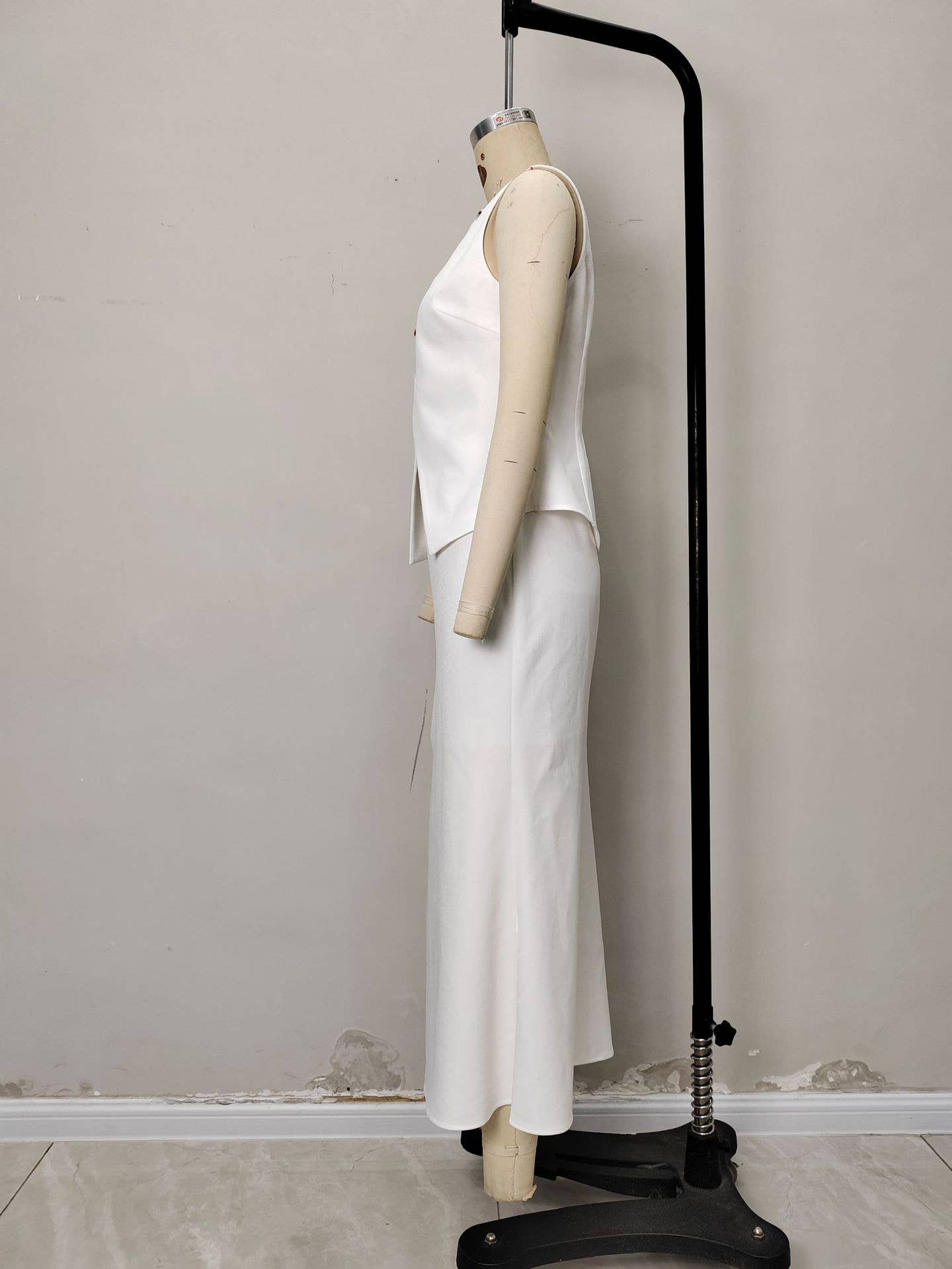 Solid-color elegant round-neck vest skirt set