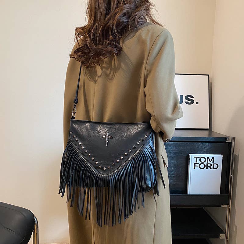 Rivet trendy and versatile crossbody underarm bag