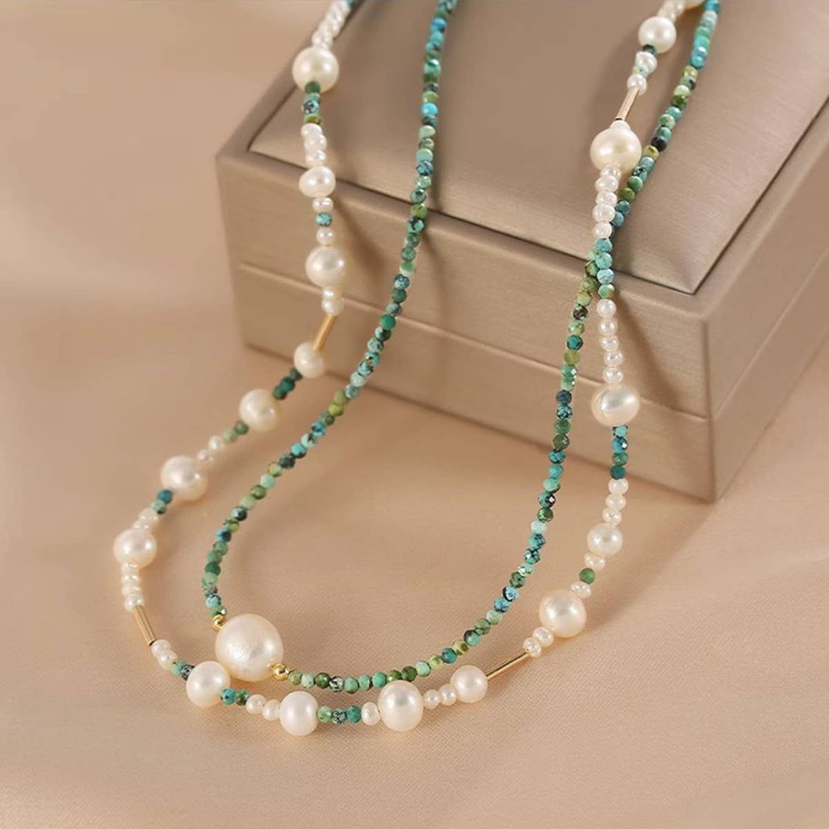 Double-layered pearl collarbone chain