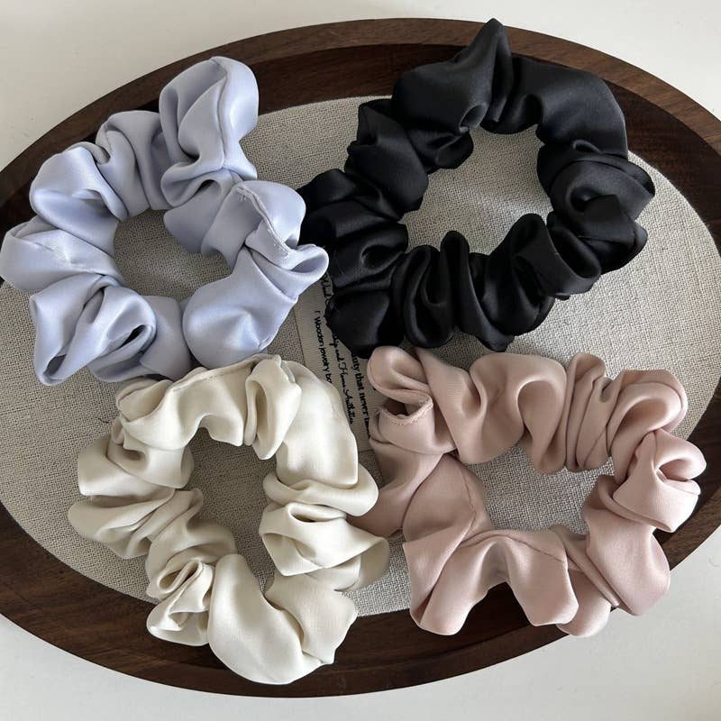 A simple and versatile satin style hairband