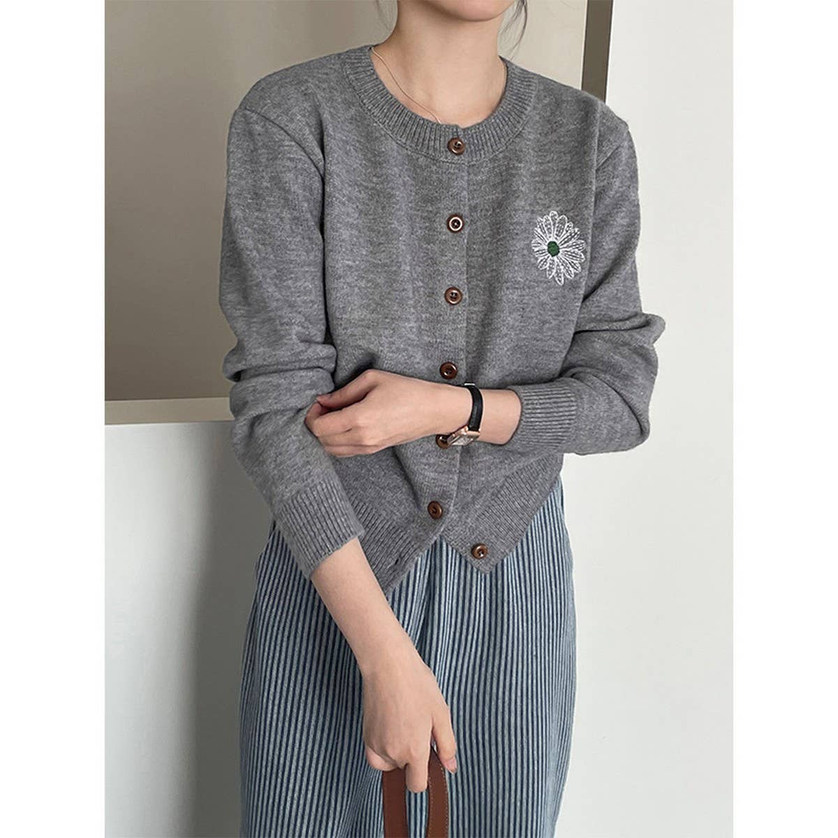 Embroidered crew-neck single-breasted cardigan