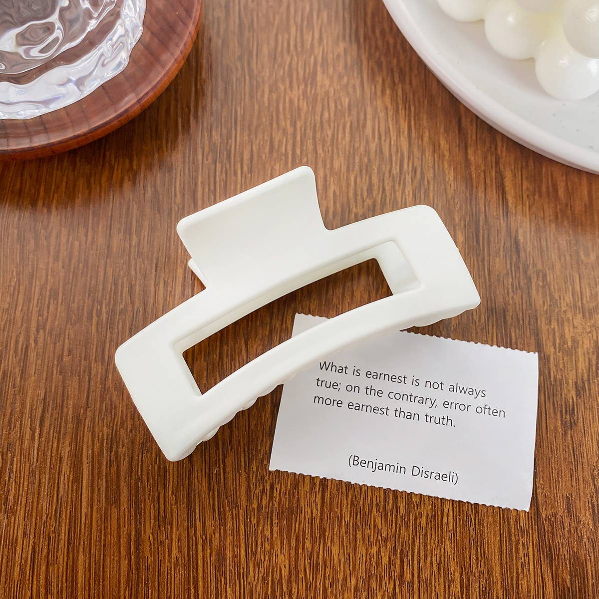 Versatile fashionable hollowed-out grab clip