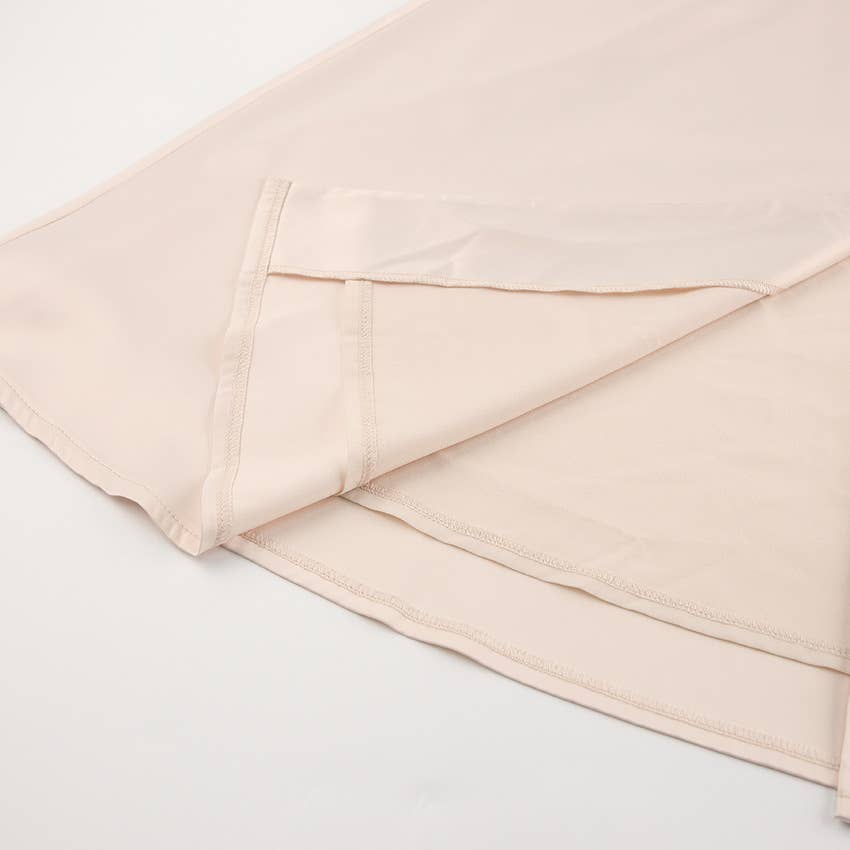 CWDMD4167_VINTAGE SATIN COURT DRESS WITH WAIST AND V-NECK