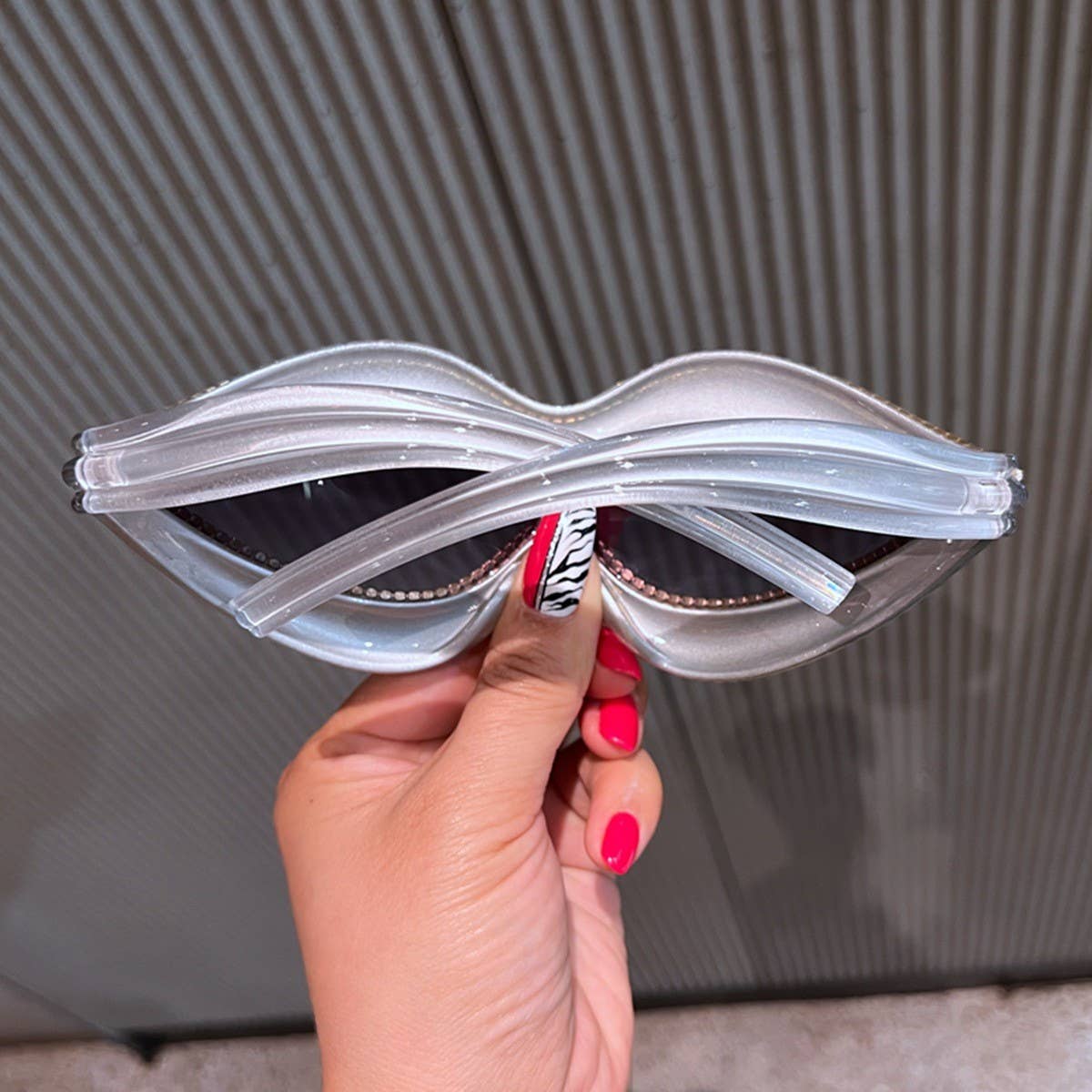 ONEPIECE SPECIALSHAPED MOUTH PEARL LINE SUNGLASSES_CWASG0763