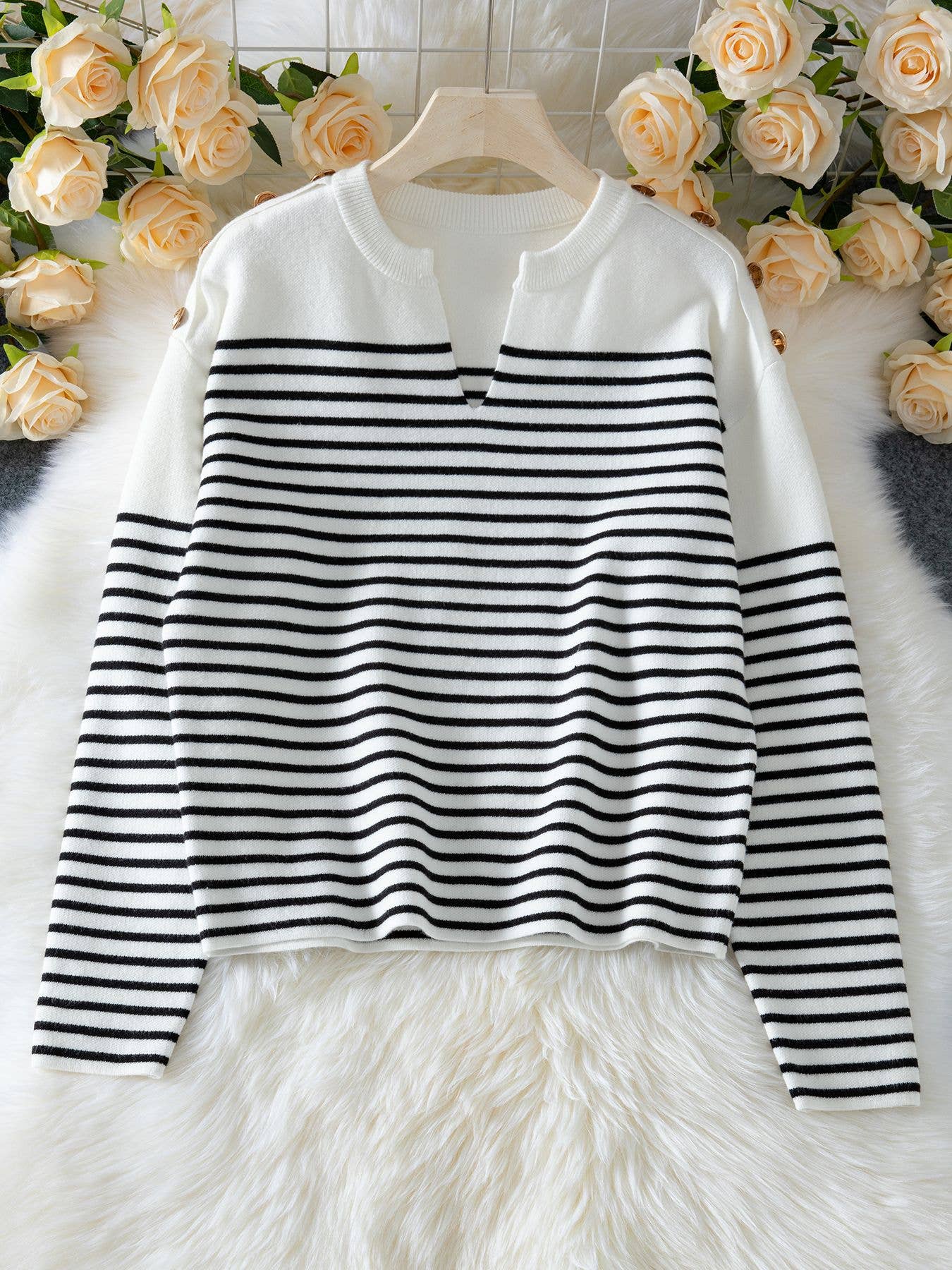 Elegant long-sleeved notched collar knit sweater