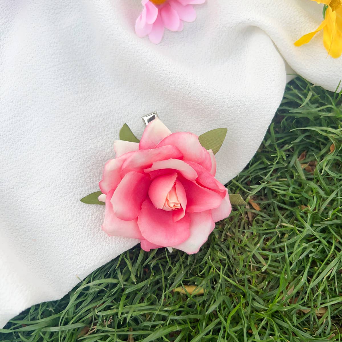 Simulated flower plastic rose hairpin