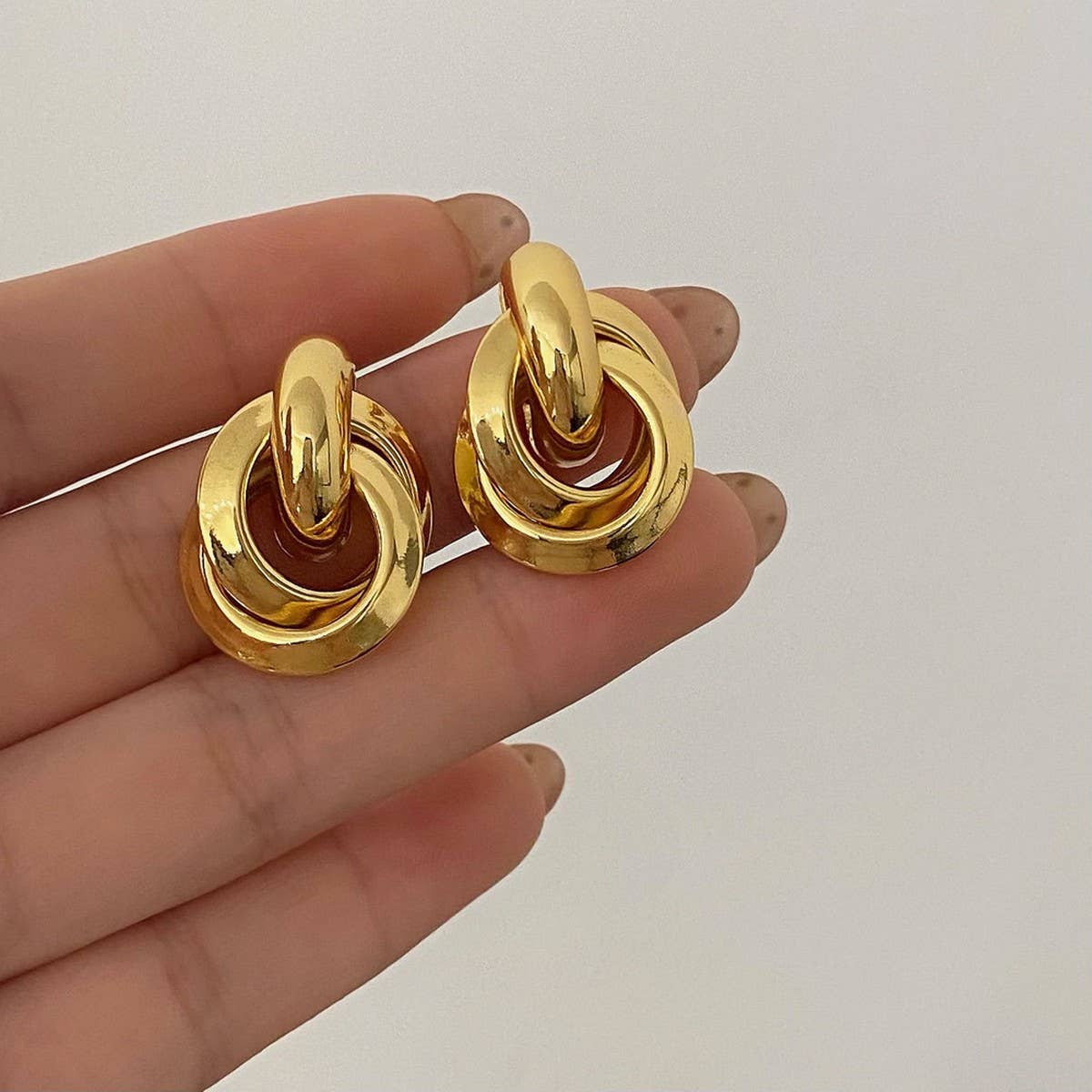 WOMEN'S VERSATILE METAL ELEGANT HOOP EARRINGS