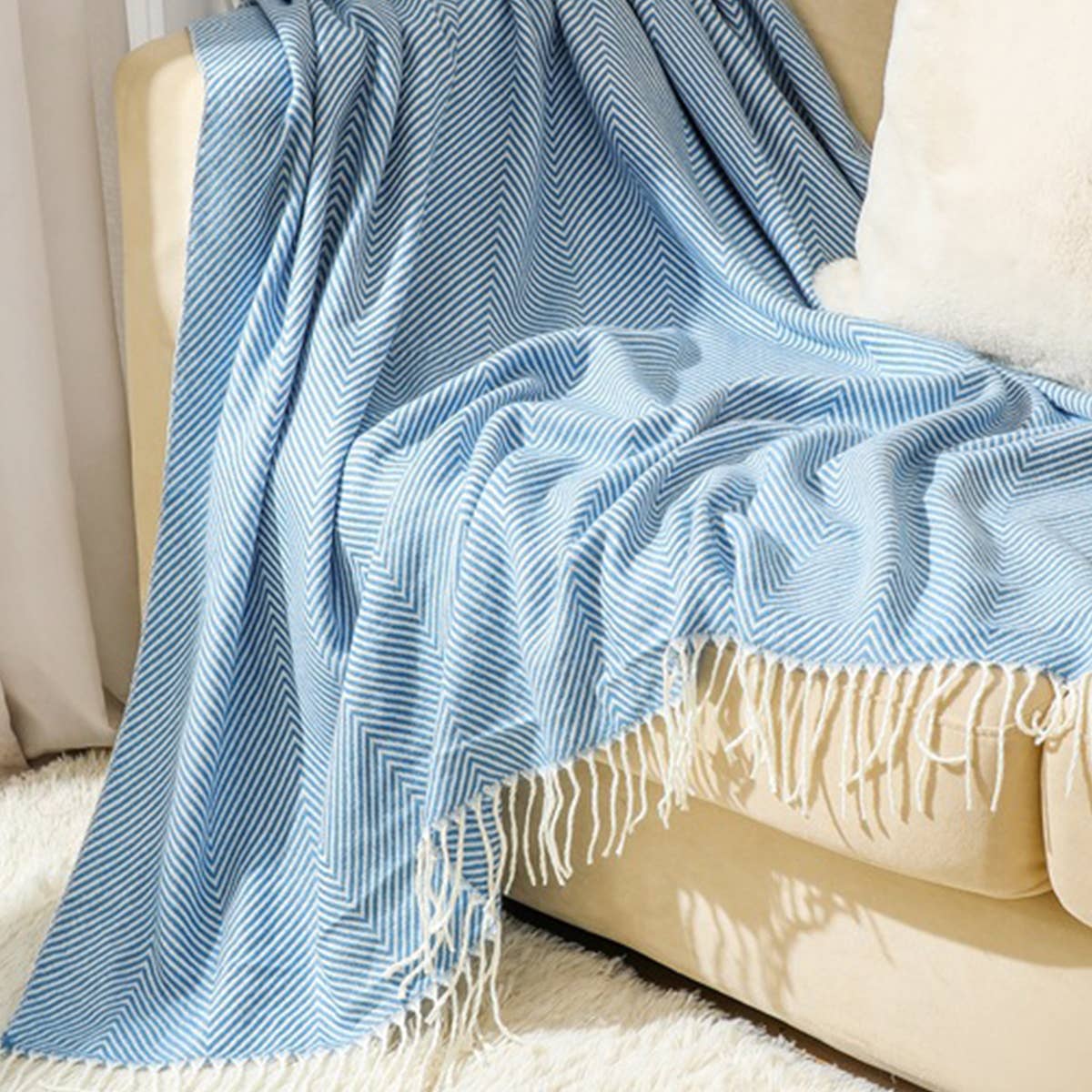 LIGHTWEIGHT COZY WOVEN BLANKET WITH TASSELS