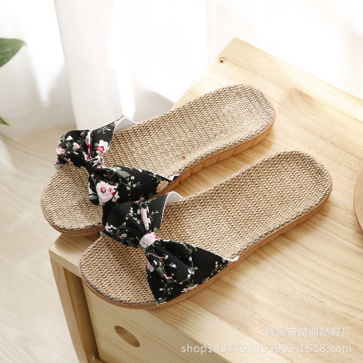 VERSATILE ANTI-SLIP SLIPPERS FOR HOME USE