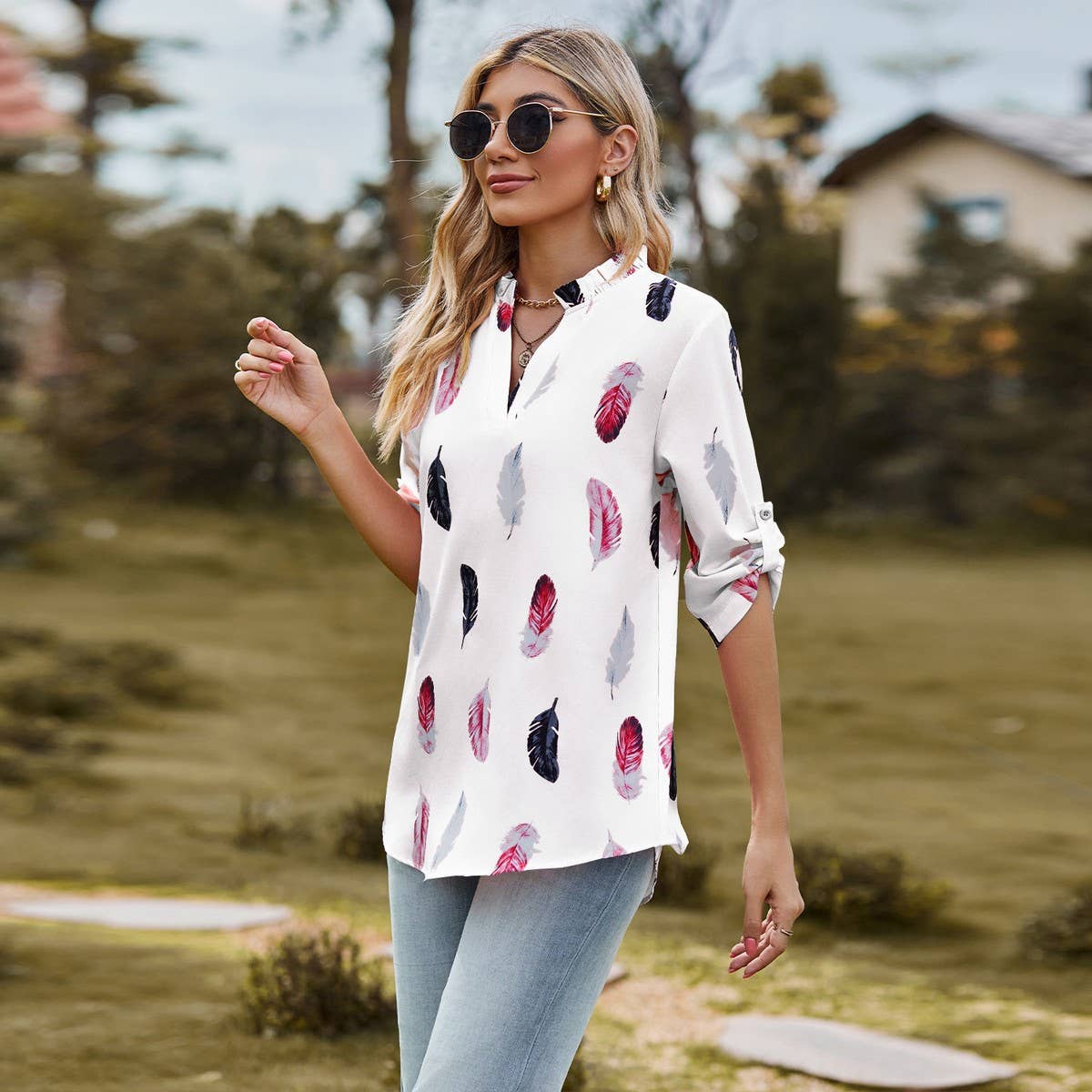 V-neck feather print seven-quarter sleeve shirt