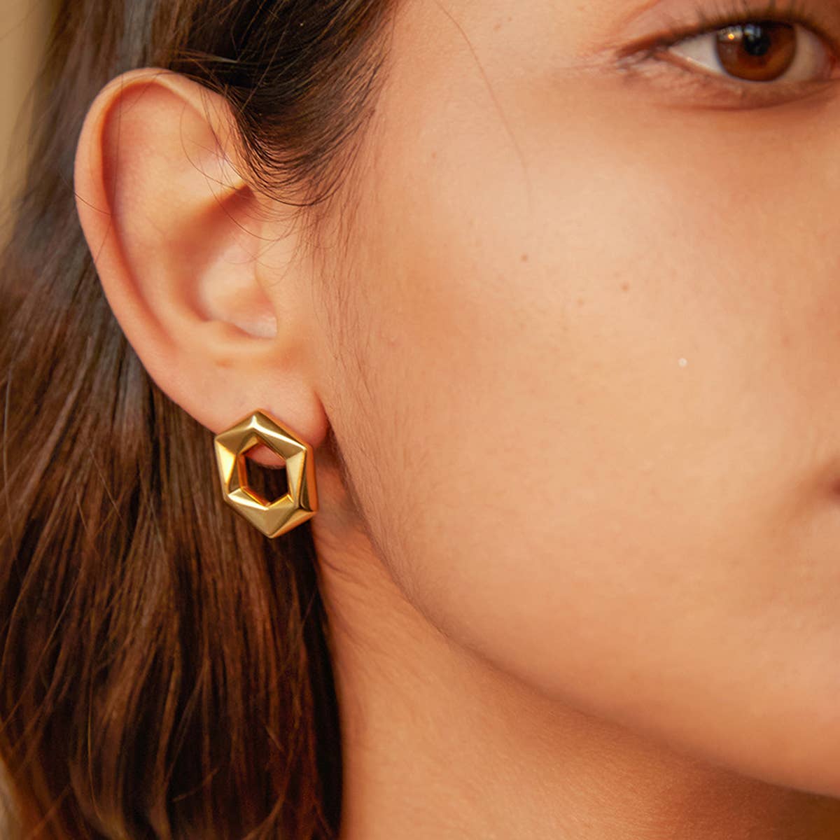 SIMPLE 18K GOLD PLATED HEXAGONAL STUD EARRINGS_CWAHA0901